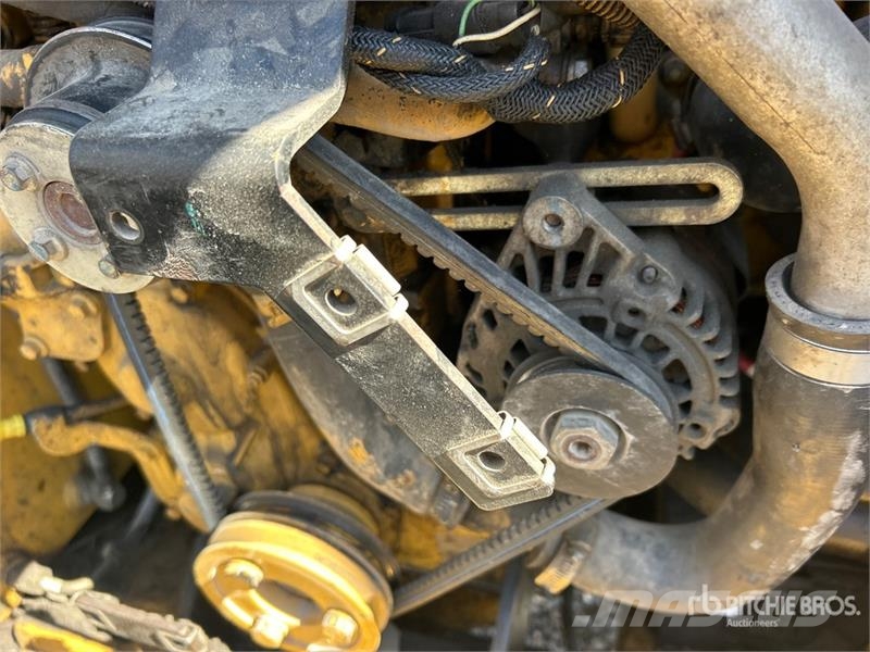 CAT 249D لوادر انزلاقية التوجيه