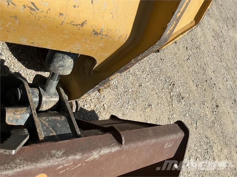 CAT 249D Skid steer mini nakladalci