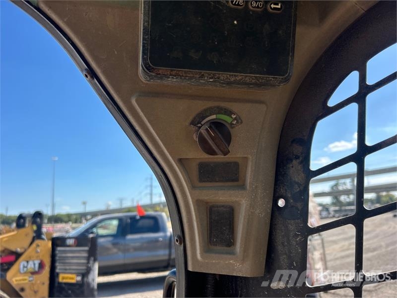 CAT 249D لوادر انزلاقية التوجيه