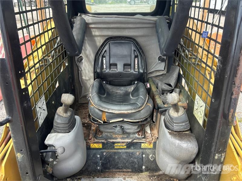 CAT 257B Compact Track Loader Skid steer mini nakladalci