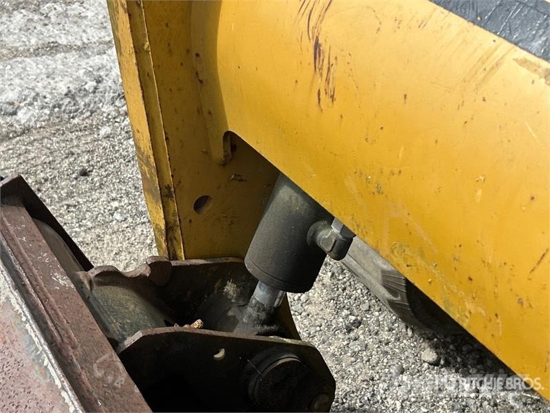 CAT 257B Compact Track Loader Skid steer mini nakladalci
