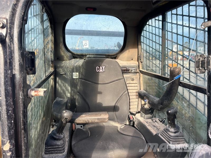 CAT 259D3 Two-Speed Compact Track Loader لوادر انزلاقية التوجيه