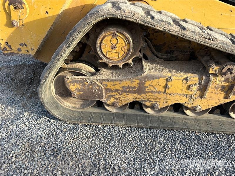 CAT 259D3 Two-Speed Compact Track Loader لوادر انزلاقية التوجيه