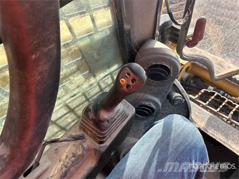 CAT 259D3 Two-Speed Compact Track Loader لوادر انزلاقية التوجيه