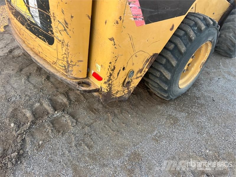 CAT 272C Skid steer mini nakladalci