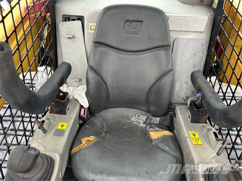 CAT 287D لوادر انزلاقية التوجيه