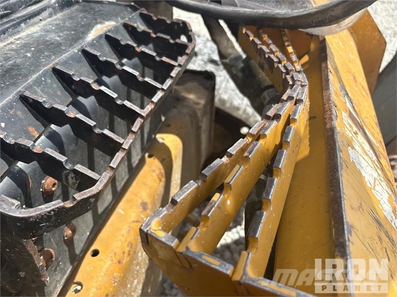 CAT 289D Krautuvai su šoniniu pasukimu