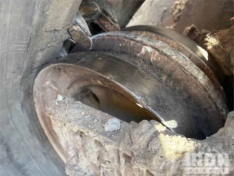 CAT 289D Krautuvai su šoniniu pasukimu