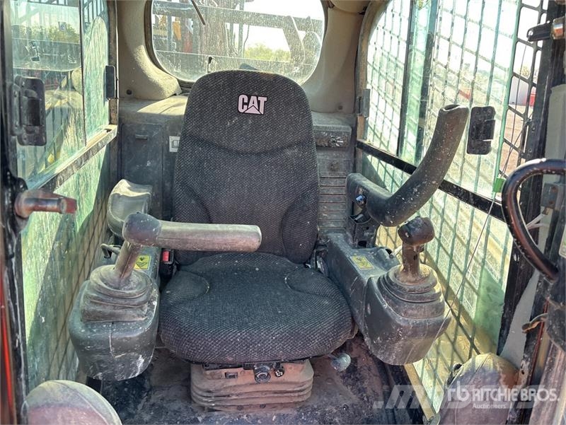 CAT 299D2XHP Two-Speed High Flow XPS Compact Track Loa لوادر انزلاقية التوجيه