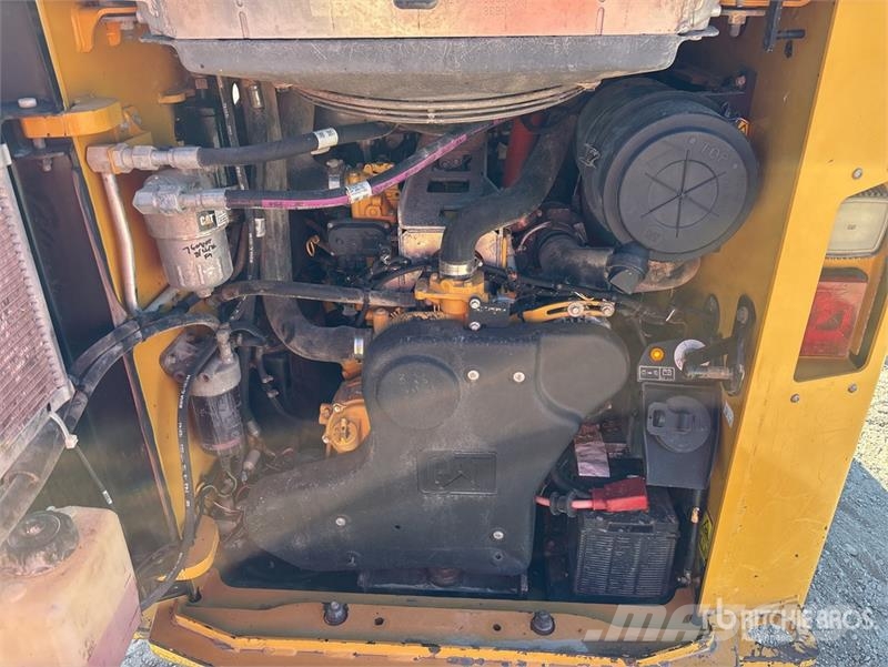 CAT 299D2XHP Two-Speed High Flow XPS Compact Track Loa لوادر انزلاقية التوجيه