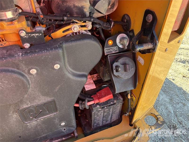 CAT 299D2XHP Two-Speed High Flow XPS Compact Track Loa لوادر انزلاقية التوجيه