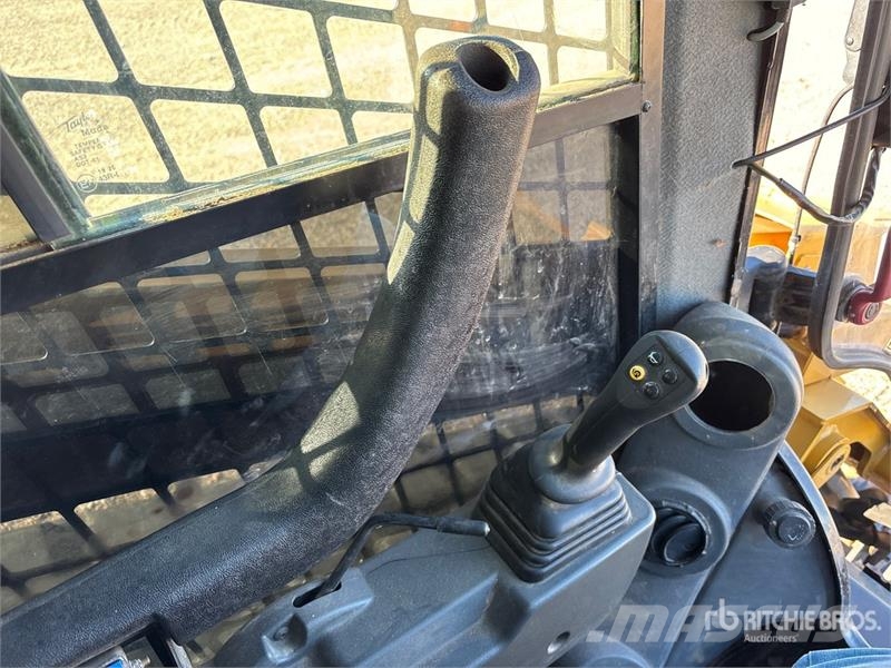 CAT 299D3 XE Two-Speed High Flow Compact Track Loader لوادر انزلاقية التوجيه