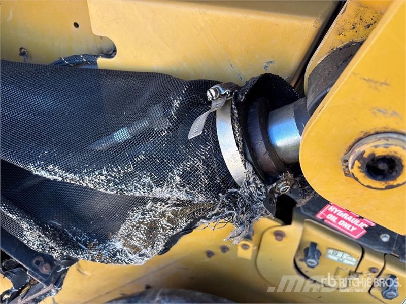 CAT 299D3 XE Two-Speed High Flow Compact Track Loader لوادر انزلاقية التوجيه