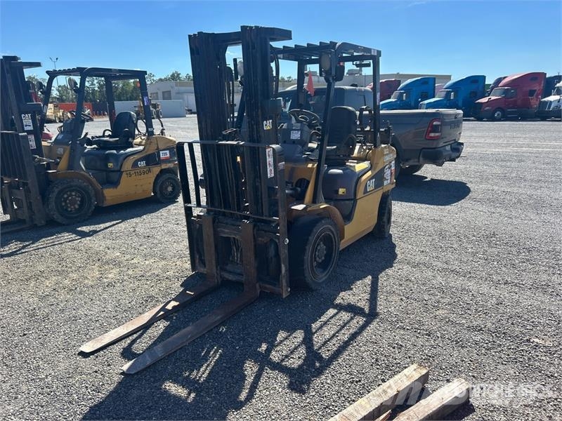 CAT 2P6000-LE 5500 lb Pneumatic Tire Forklift 그 외 지게차