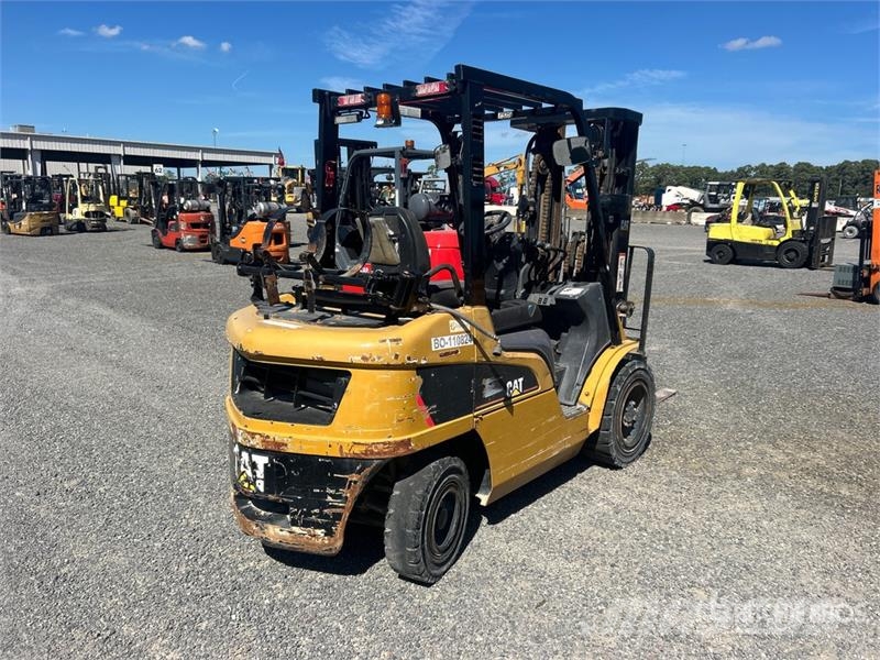 CAT 2P6000-LE 5500 lb Pneumatic Tire Forklift 그 외 지게차