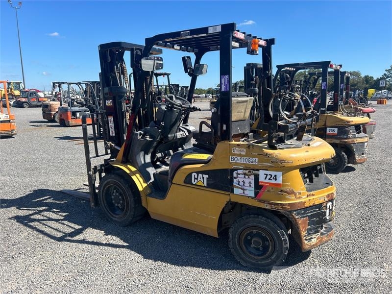 CAT 2P6000-LE 5500 lb Pneumatic Tire Forklift 그 외 지게차