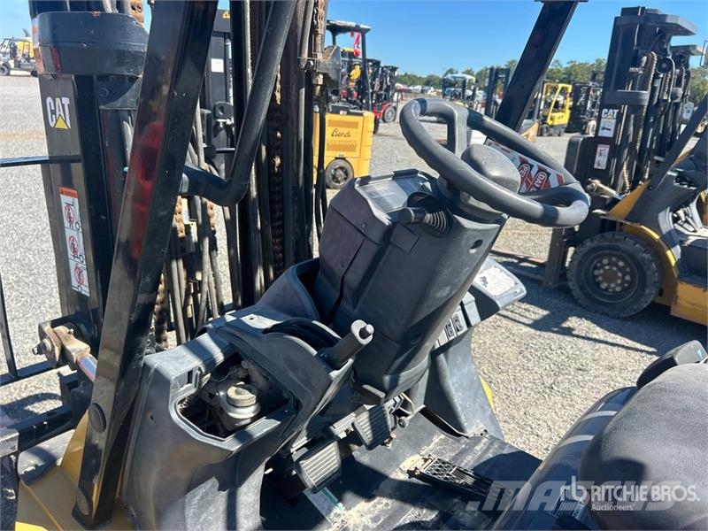 CAT 2P6000-LE 5500 lb Pneumatic Tire Forklift 그 외 지게차