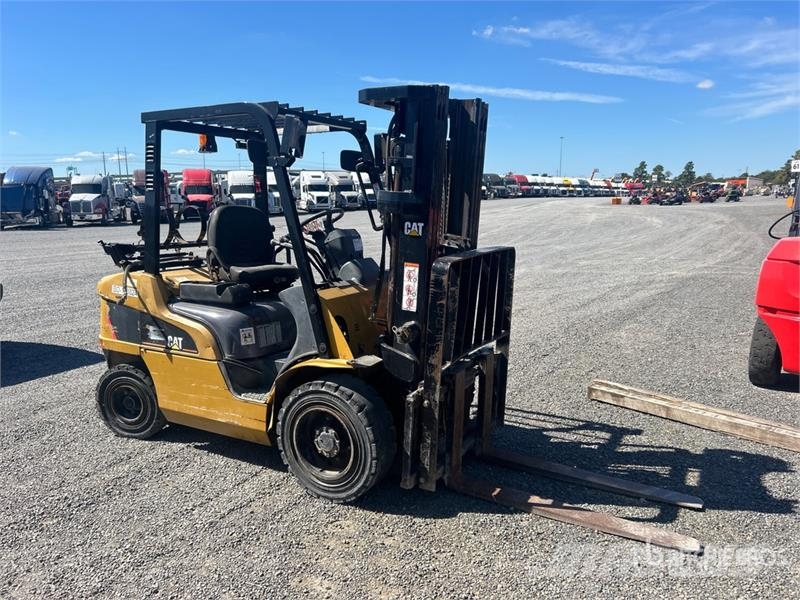 CAT 2P6000-LE 5500 lb Pneumatic Tire Forklift 그 외 지게차