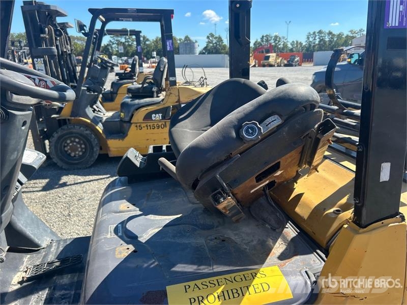 CAT 2P6000-LE 5500 lb Pneumatic Tire Forklift 그 외 지게차