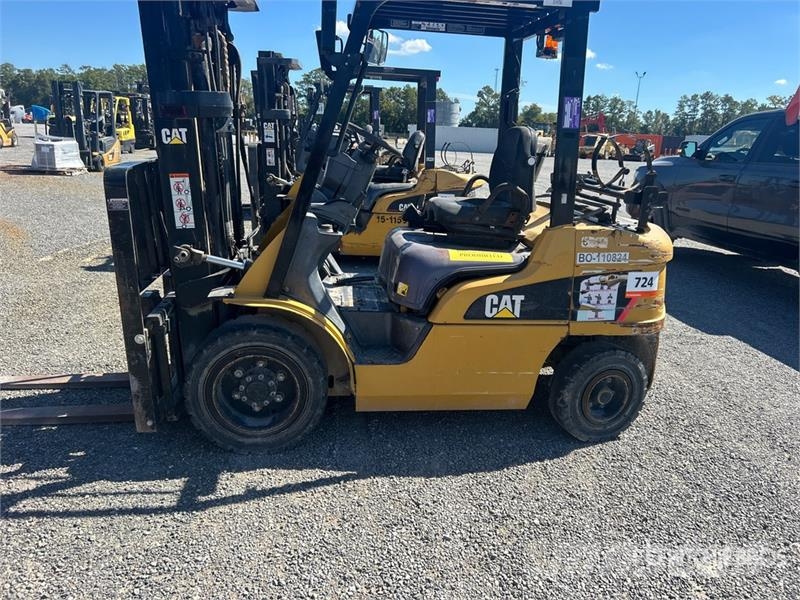 CAT 2P6000-LE 5500 lb Pneumatic Tire Forklift 그 외 지게차