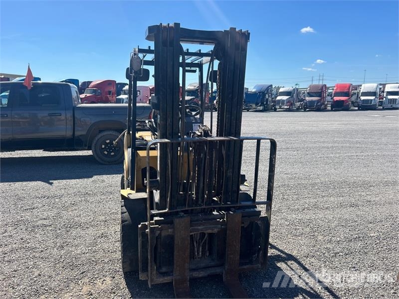 CAT 2P6000-LE 5500 lb Pneumatic Tire Forklift 그 외 지게차