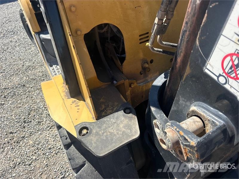 CAT 2P6000-LE 5500 lb Pneumatic Tire Forklift 그 외 지게차