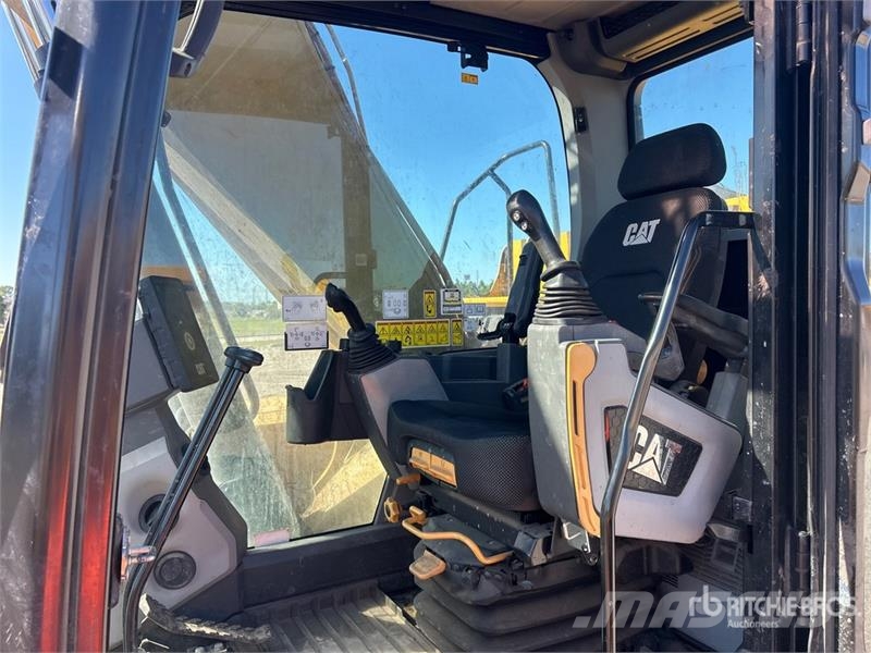 CAT 323 Tracked Excavator Pásové rýpadlá