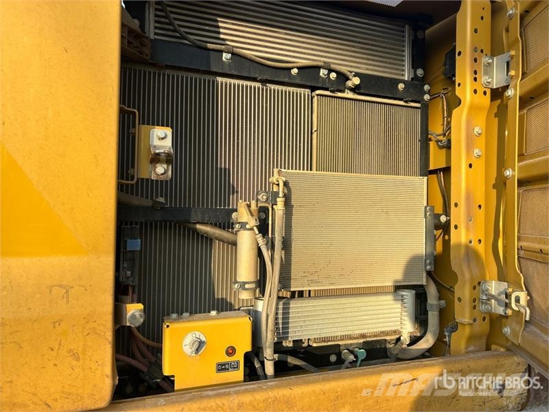 CAT 330 L Tracked Excavator Raupenbagger