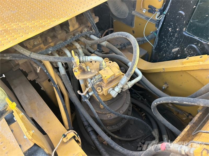 CAT 330 L Tracked Excavator Raupenbagger