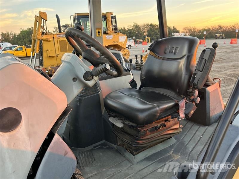 CAT 416F2 لوادر ذات جرافات عكسية