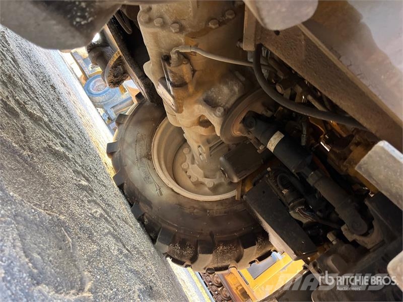 CAT 416F2 لوادر ذات جرافات عكسية