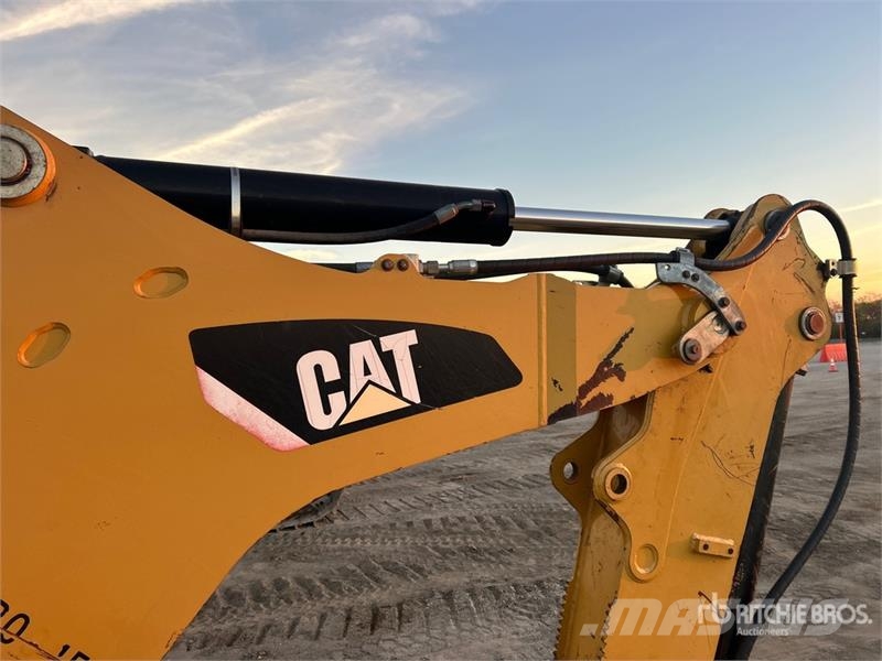 CAT 416F2 لوادر ذات جرافات عكسية