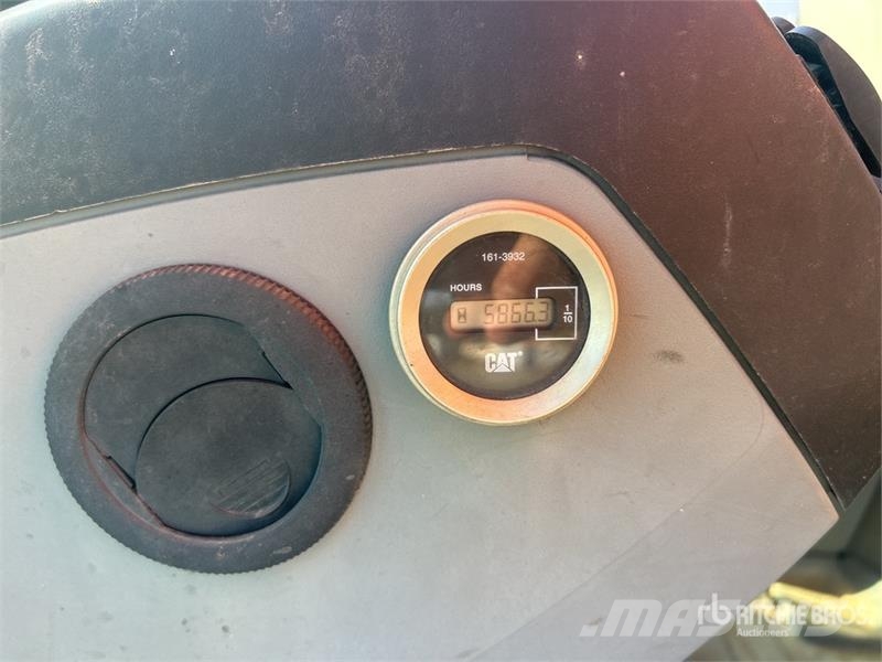 CAT 420 Ekskavatori-iekrāvēji
