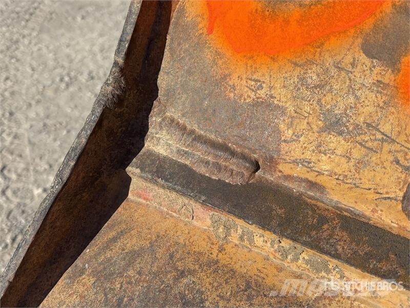 CAT 72 in Digging Excavator Bucket Кофи