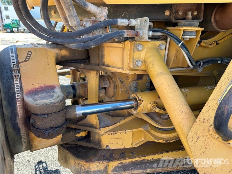CAT 725 Zglobni demperji