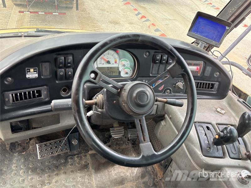 CAT 725 5000 gal 6x6 Articulated Water Truck Ūdens mašīnas