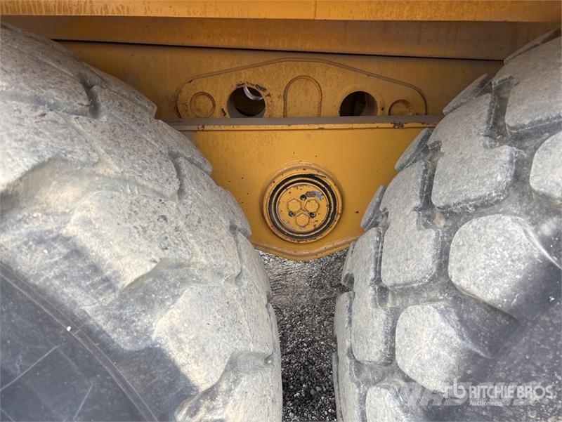 CAT 725 5000 gal 6x6 Articulated Water Truck Ūdens mašīnas