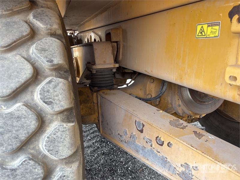 CAT 725 5000 gal 6x6 Articulated Water Truck Ūdens mašīnas