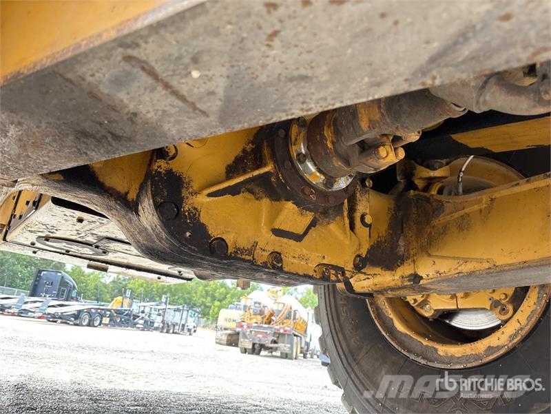 CAT 725 5000 gal 6x6 Articulated Water Truck Ūdens mašīnas
