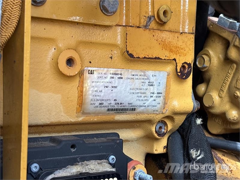 CAT 725 5000 gal 6x6 Articulated Water Truck Ūdens mašīnas