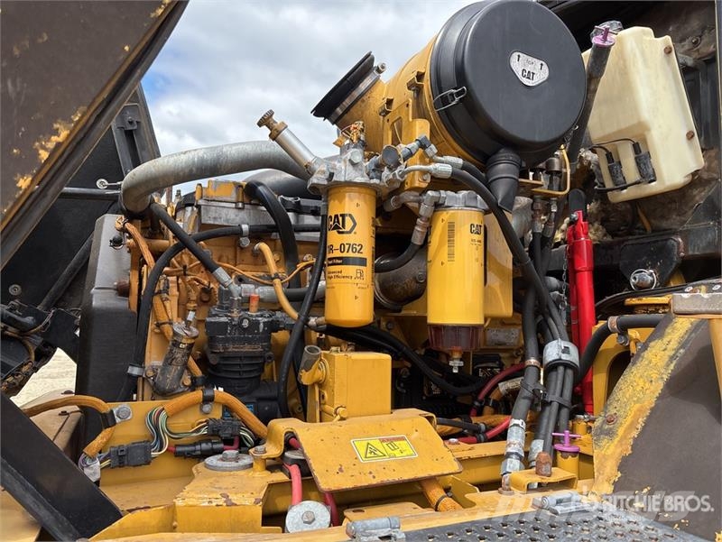 CAT 725 5000 gal 6x6 Articulated Water Truck Ūdens mašīnas