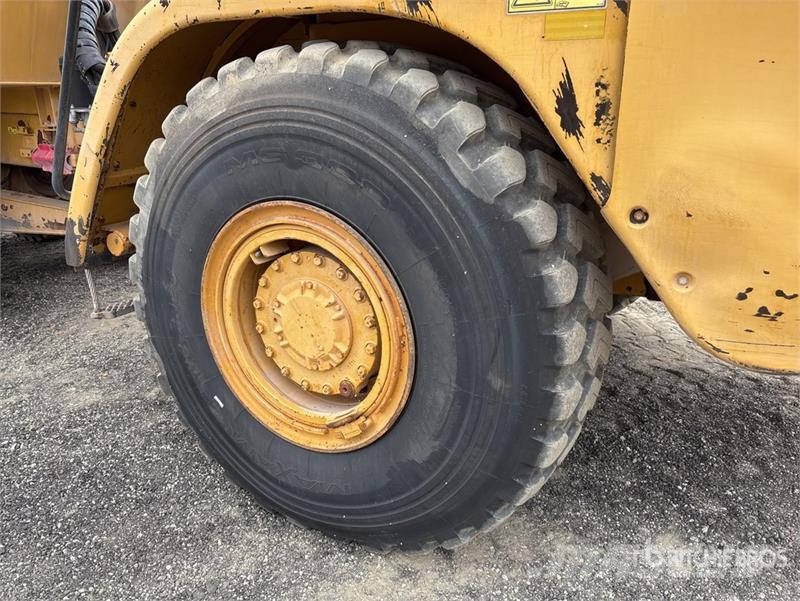 CAT 725 5000 gal 6x6 Articulated Water Truck Ūdens mašīnas