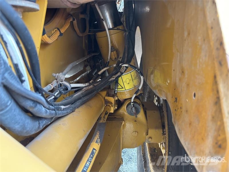CAT 725 5000 gal 6x6 Articulated Water Truck Ūdens mašīnas