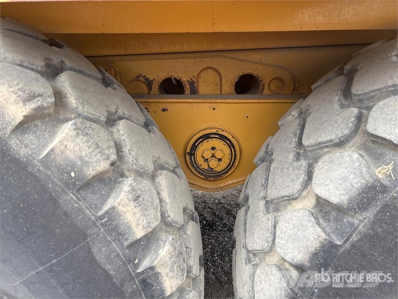 CAT 725 5000 gal 6x6 Articulated Water Truck Ūdens mašīnas
