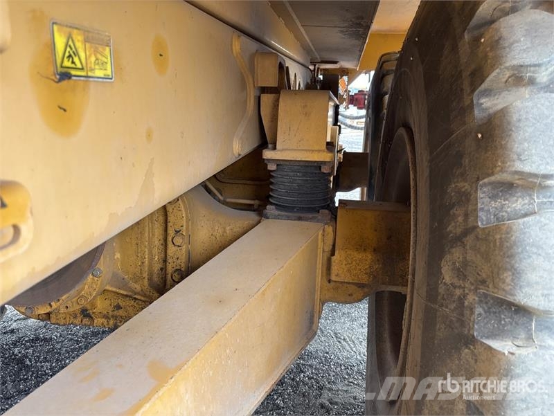 CAT 725 5000 gal 6x6 Articulated Water Truck Ūdens mašīnas