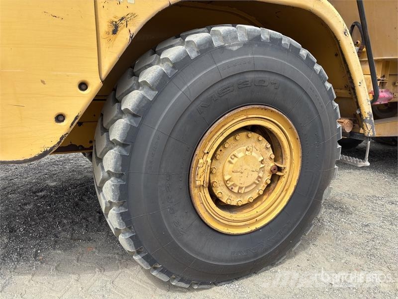 CAT 725 5000 gal 6x6 Articulated Water Truck Ūdens mašīnas