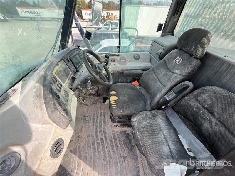 CAT 740B アーティキュレート式ダンプトラック