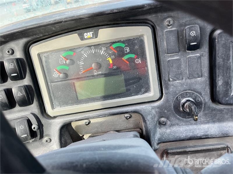 CAT 740B アーティキュレート式ダンプトラック