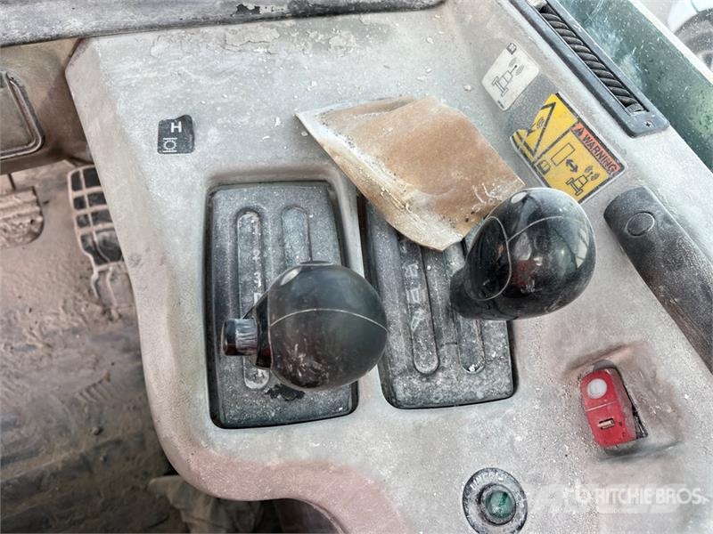 CAT 740B アーティキュレート式ダンプトラック
