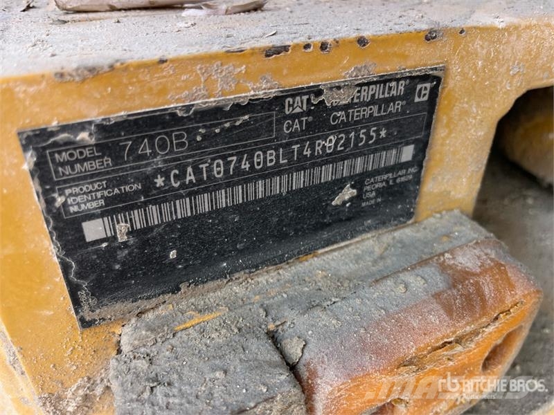 CAT 740B アーティキュレート式ダンプトラック